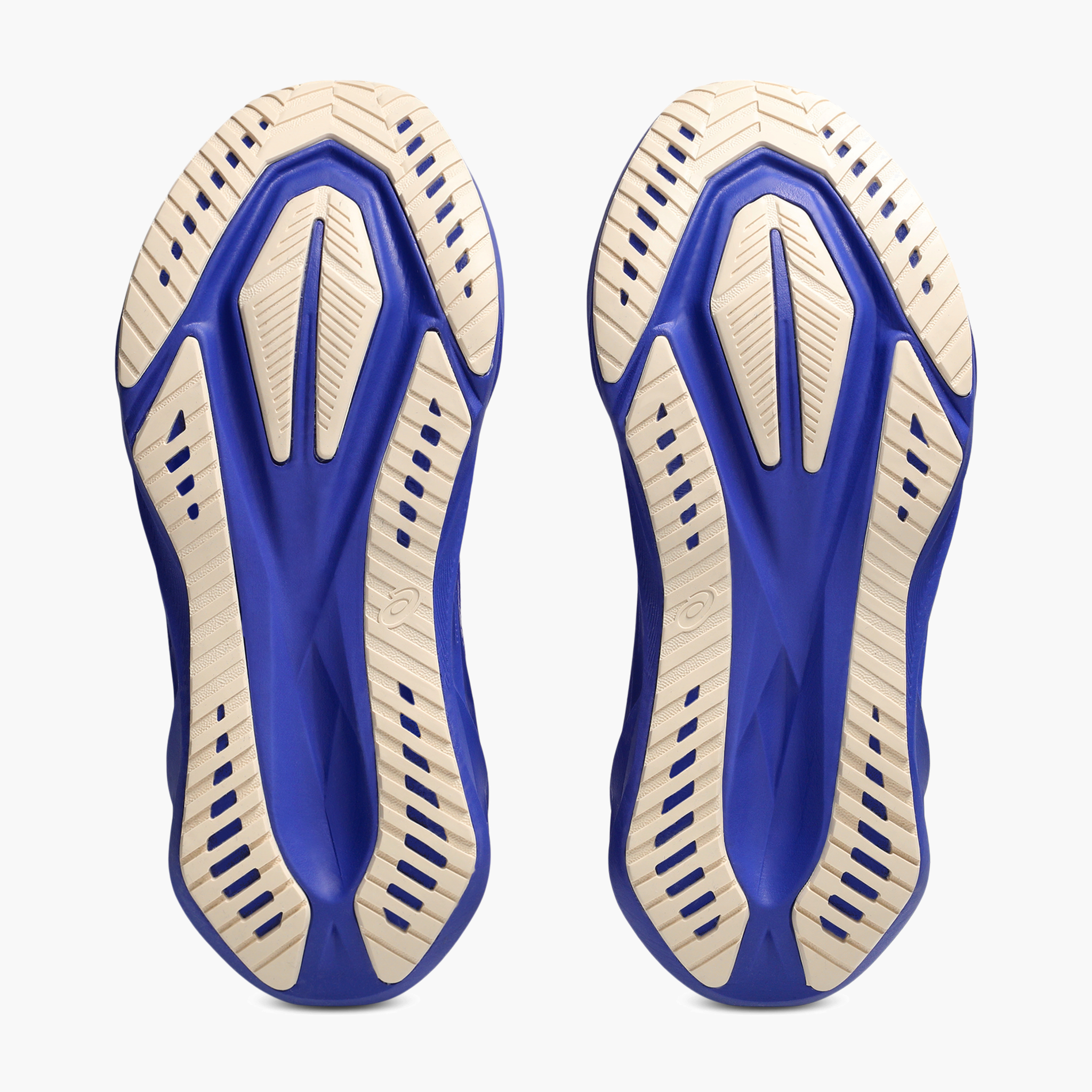 Sole angle shot of Women's Novablast 5 in Cobalt Burst / White